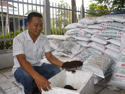 Anh Bùi Ngọc Châu sản xuất phân đất sạch Cẩm Phô ứng dụng công nghệ vi sinh học.